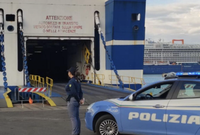 Controlli al porto di Civitavecchia portano a diversi fermi tra passeggeri in fuga all'estero e veicoli con documenti falsi 
