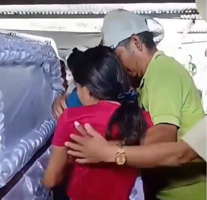 Si sveglia durante il funerale, ragazza di 15 anni ‘resuscita’