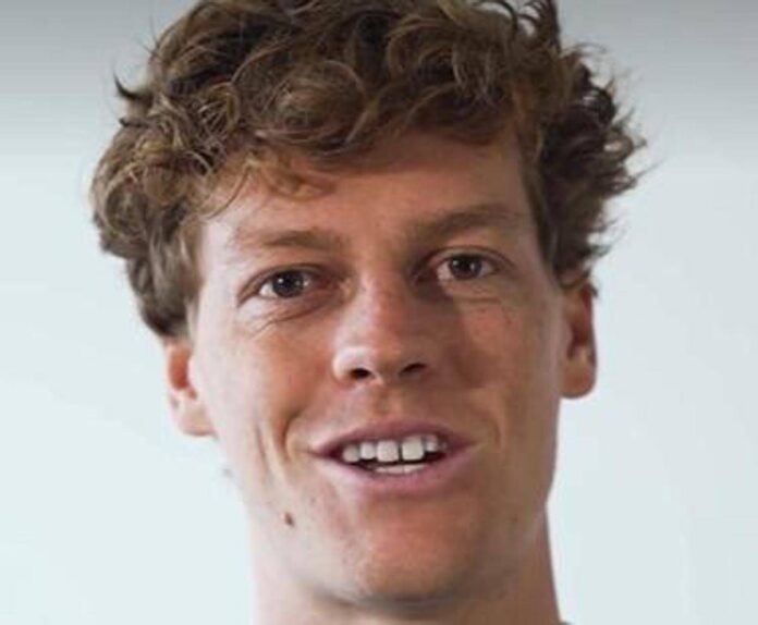 Stagione finita per Sinner. “Ho bisogno di cure per il ginocchio”