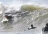 Maltempo sul litorale romano, i surfisti non si fermano: tutti in acqua a caccia delle onde migliori (VIDEO)