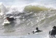 Maltempo sul litorale romano, i surfisti non si fermano: tutti in acqua a caccia delle onde migliori (VIDEO)