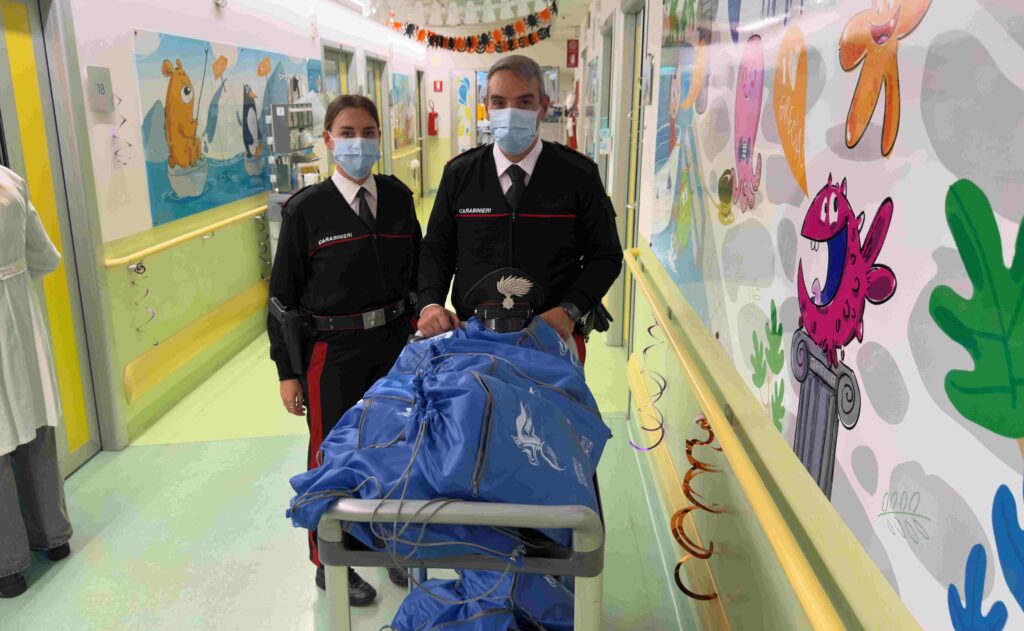 Carabinieri al Gemelli di Roma: sorrisi e doni ai bambini di Oncologia pediatrica 1