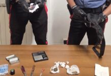 Sorpreso con hashish in strada, scatta la perquisizione casalinga: un arresto a Tor San Lorenzo