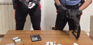Sorpreso con hashish in strada, scatta la perquisizione casalinga: un arresto a Tor San Lorenzo