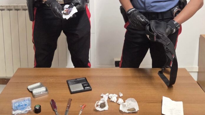Sorpreso con hashish in strada, scatta la perquisizione casalinga: un arresto a Tor San Lorenzo