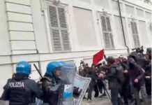 Torino, tensioni e scontri al corteo: lancio di oggetti e cariche della polizia
