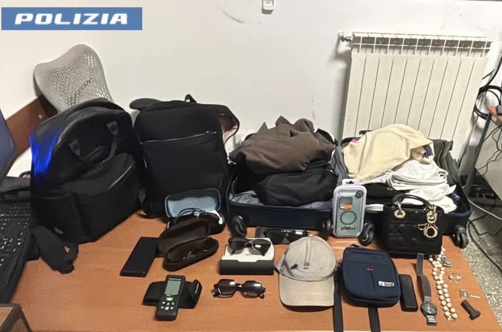 L’auto non si chiude, la banda svaligia il bagagliaio: il trucco del jammer nelle aree di servizio dell'A1 1 L’auto non si chiude, la banda svaligia il bagagliaio: il trucco del jammer nelle aree di servizio dell'A1 1