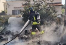 Incendio nel giardino di una casa a Santa Marinella: Vigili del Fuoco intervengono su fiamme e bombola GPL