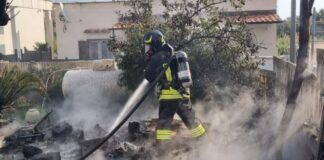 Incendio nel giardino di una casa a Santa Marinella: Vigili del Fuoco intervengono su fiamme e bombola GPL