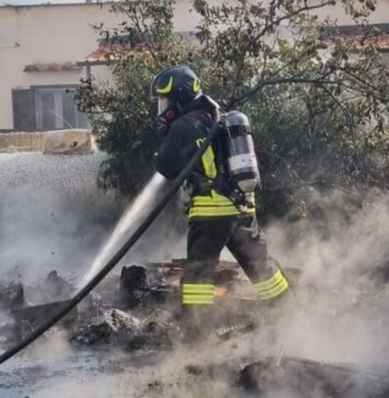 Incendio nel giardino di una casa a Santa Marinella: Vigili del Fuoco intervengono su fiamme e bombola GPL