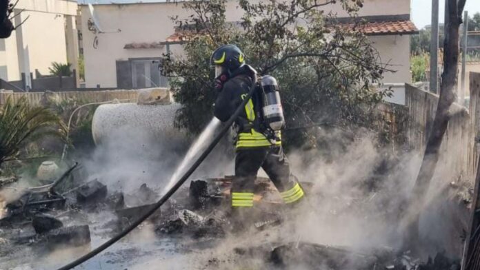 Incendio nel giardino di una casa a Santa Marinella: Vigili del Fuoco intervengono su fiamme e bombola GPL