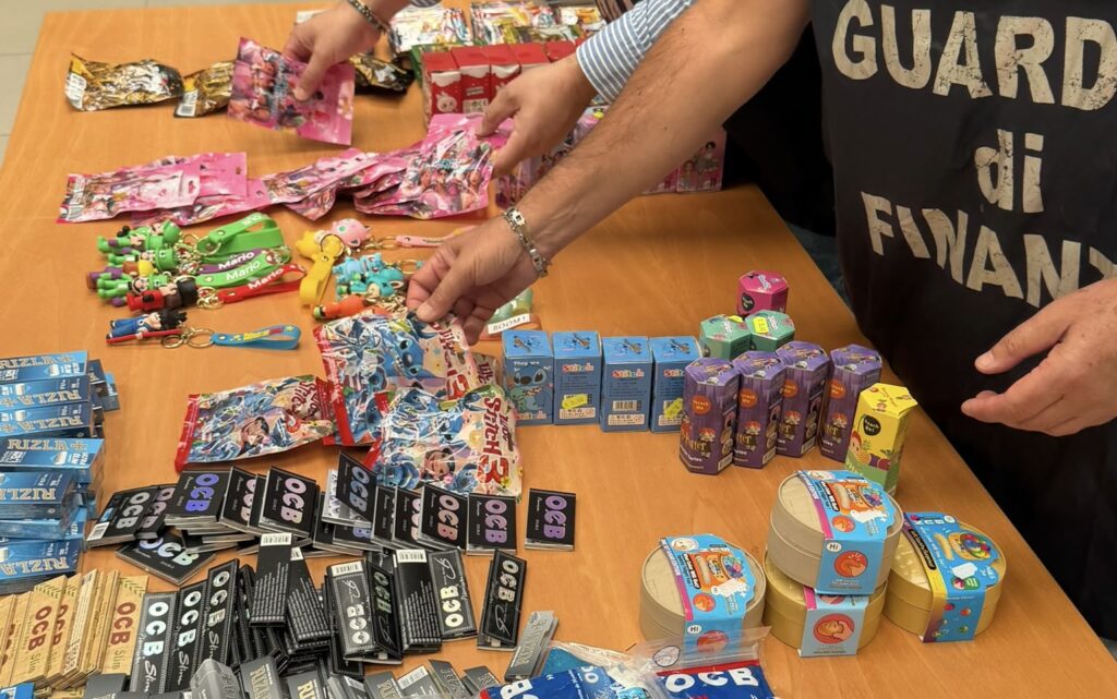 Cibo con la muffa e prodotti fake: a Ostia minimarket chiuso dalla Finanza 3