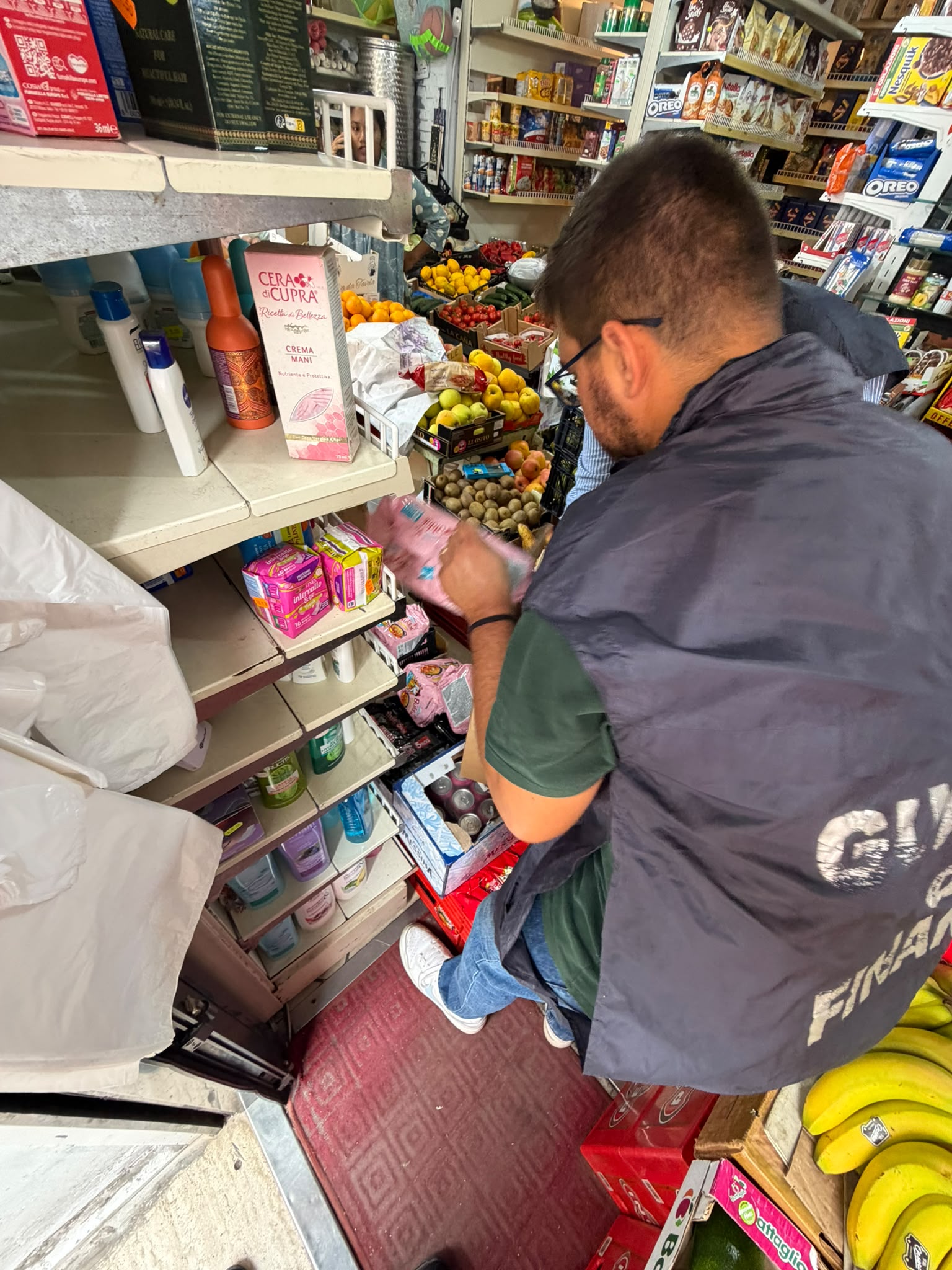 Cibo con la muffa e prodotti fake: a Ostia minimarket chiuso dalla Finanza 1