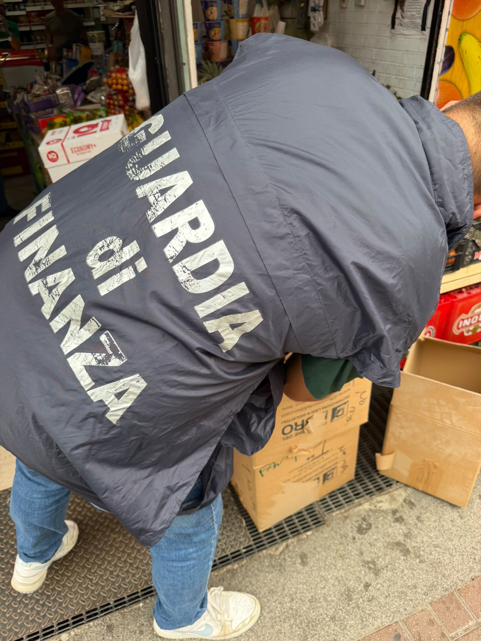 Cibo con la muffa e prodotti fake: a Ostia minimarket chiuso dalla Finanza 2