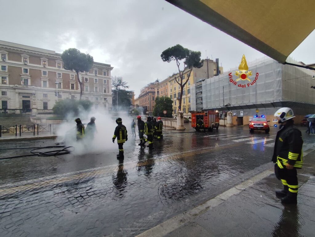 Minicar elettrica in fiamme davanti al Viminale: alta colonna di fumo nero in centro 1