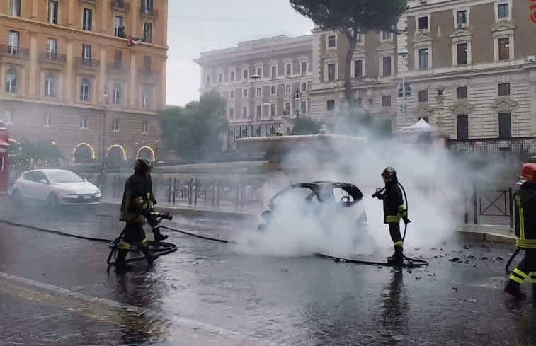 Minicar elettrica in fiamme davanti al Viminale: alta colonna di fumo nero in centro 2