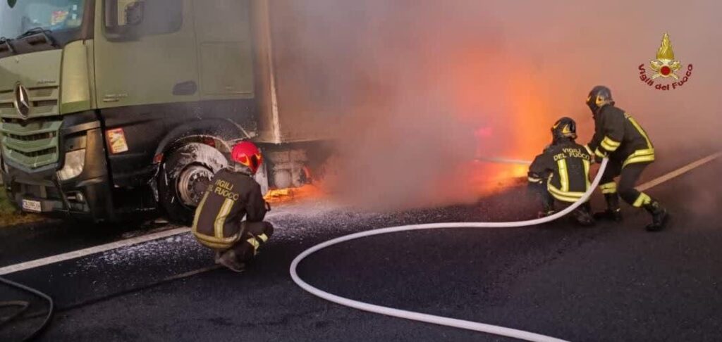 Camion avvolto dalle fiamme sulla Roma-Civitavecchia: chiusa la A12 in un tratto 1
