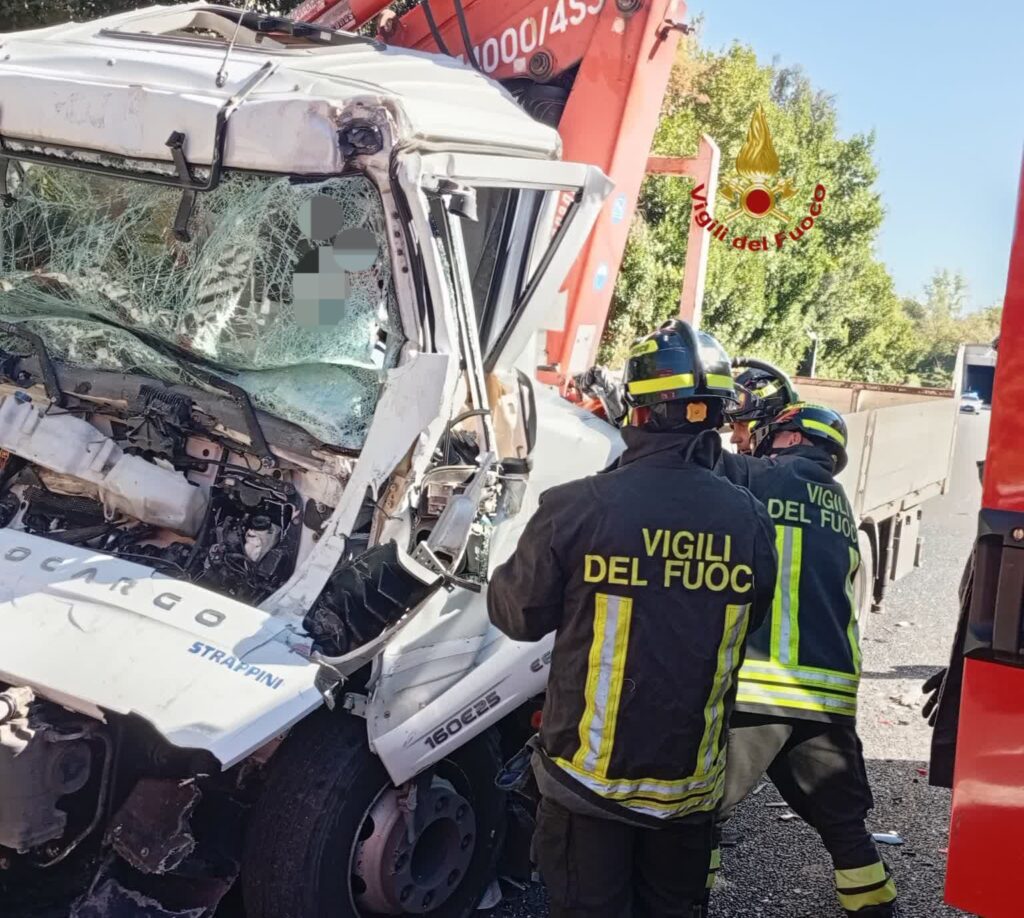 Scontro tra due mezzi pesanti sull’autostrada A1: grave un’autista liberato dalle lamiere ed elisoccorso 