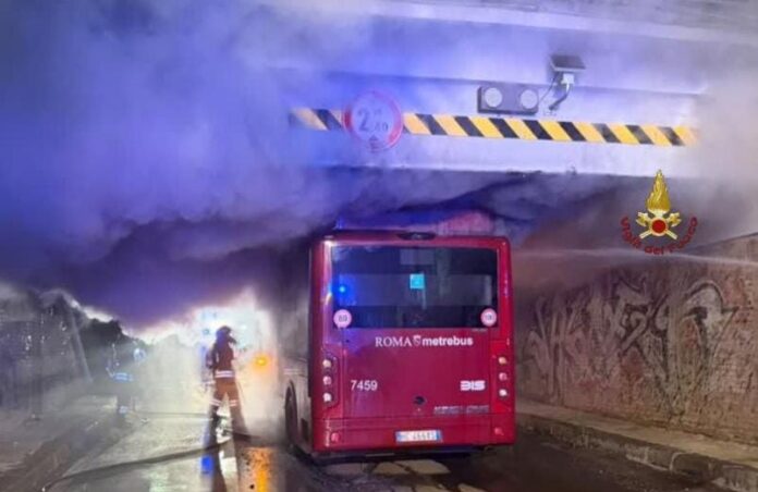 BUS INCENDIO NOTTE MALAFDEDE POMPIERI