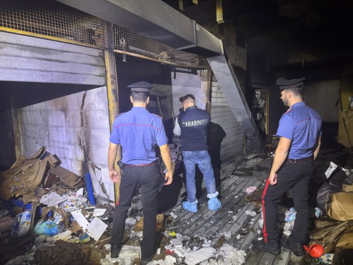 Un forte boato e il fumo nei garage di una palazzina nel quadrante est di Roma hanno fatto temere il peggio: nessun ferito