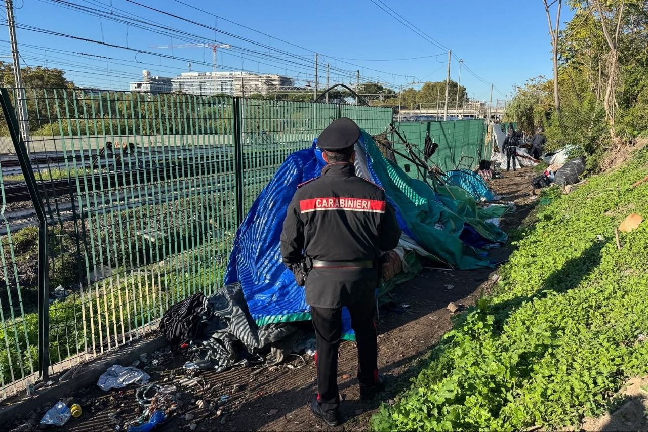 Incubo sotto la ferrovia all'Appio-Latino: sottopasso a rischio incendio sgomberato da 400 kg di rifiuti (FOTO) 1