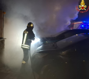Due auto in fiamme a Civitavecchia intervento in extremis per evitare che il fuoco si estendesse alle case 2