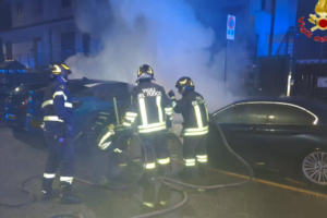 Due auto in fiamme a Civitavecchia intervento in extremis per evitare che il fuoco si estendesse alle case 1