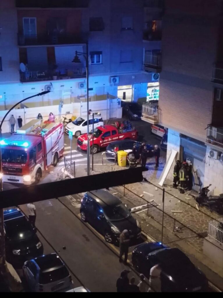 Bomba carta contro il Punto Snai a Ciampino: vetrina distrutta e auto danneggiate 1