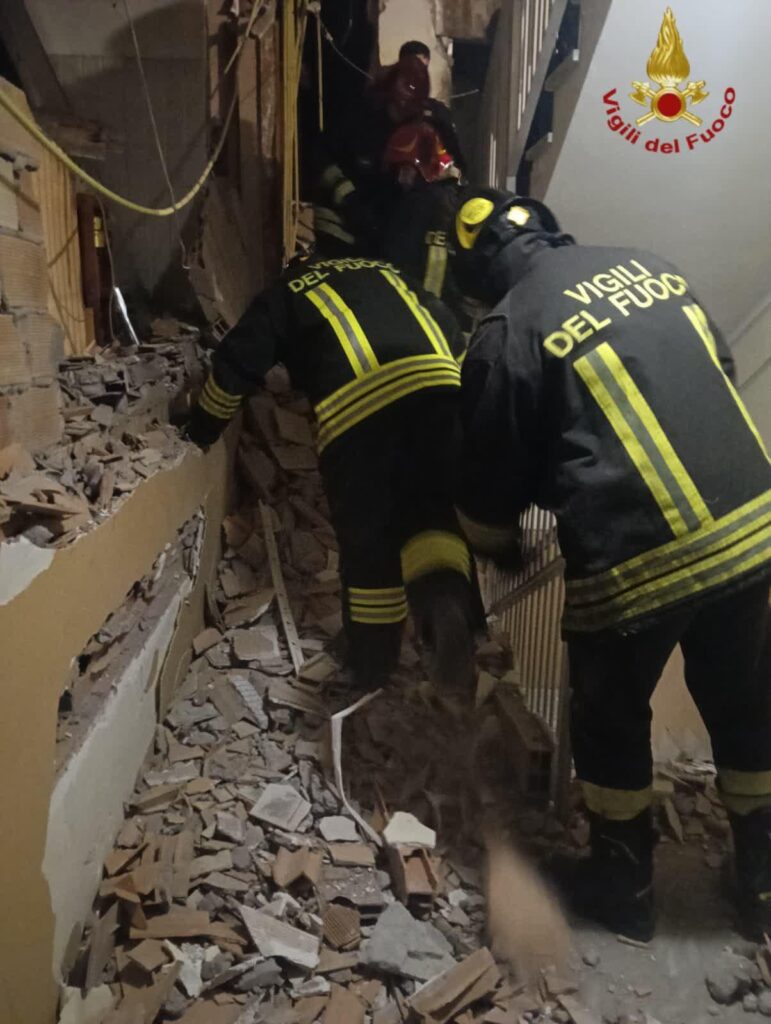 Bomba carta a Ostia, paura e danni: portone devastato e due feriti (VIDEO) 3