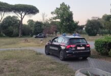 Vede i ladri in casa dallo smartphone e chiama il 112: quattro arresti ad Ardea