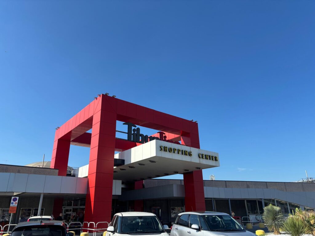 Rapina shock al Centro commerciale Tiburtino a Guidonia: commessa legata, banditi in fuga col bottino 1