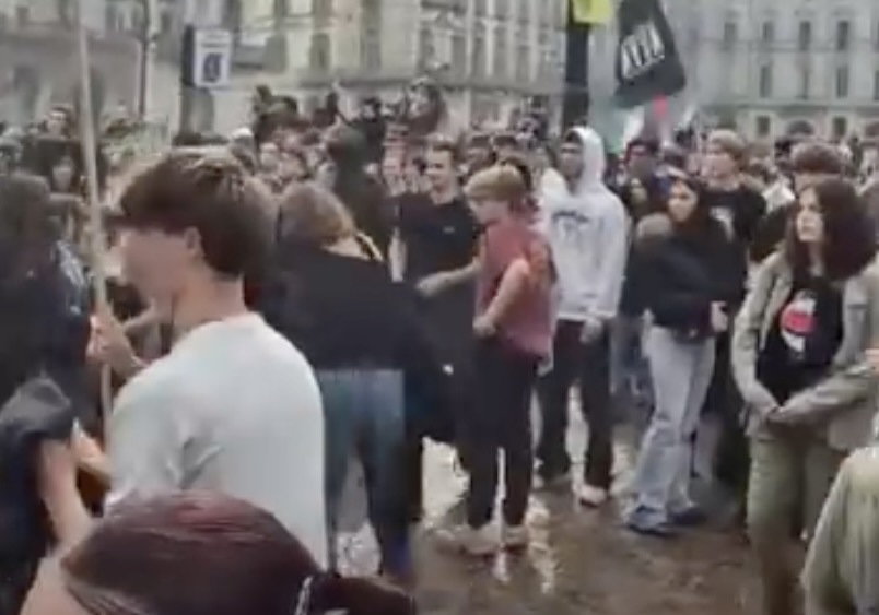 Tensione al «No Meloni day»: petardi e scontri a Roma, bruciate bandiere di USA e Israele (VIDEO) 1 Tensione al «No Meloni day»: petardi e scontri a Roma, bruciate bandiere di USA e Israele (VIDEO) 1