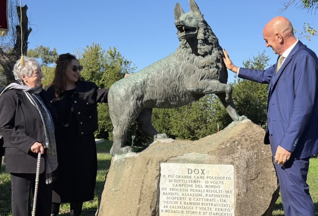 Dox, il cane poliziotto che divenne una leggenda: svelata a Roma la statua dell'eroe a quattro zampe 1