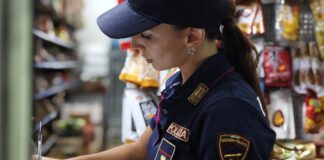 Polizia, Finanza e Polizia Locale controllano i minimarket del Don Bosco: merce sequestrata, sanzioni oltre 14.000 euro e verifiche sul lavoro dipendente