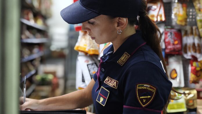 Polizia, Finanza e Polizia Locale controllano i minimarket del Don Bosco: merce sequestrata, sanzioni oltre 14.000 euro e verifiche sul lavoro dipendente