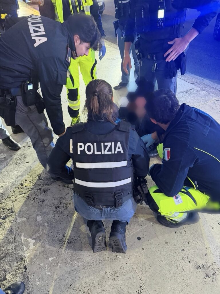 Dal dramma alla speranza a Ponte Duca d’Aosta: l'abbraccio degli agenti che ha salvato un uomo 1