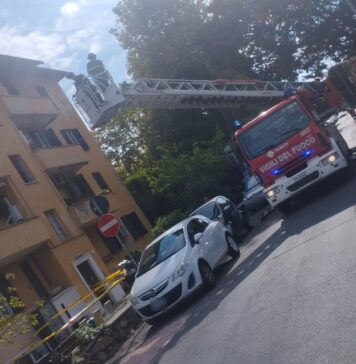 Momenti di apprensione a Ostia per la caduta improvvisa di un cornicione: nessun ferito e area subito transennata