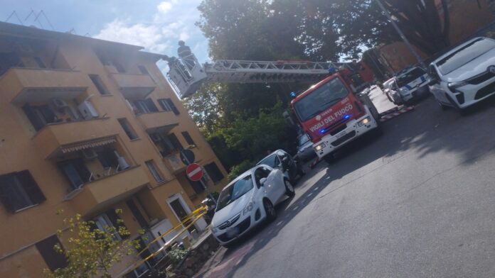 Momenti di apprensione a Ostia per la caduta improvvisa di un cornicione: nessun ferito e area subito transennata