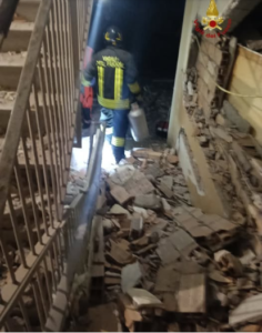 Nella casa di Ostia distrutta dalla bomba Alessia si aggira disperata per i suoi gatti scomparsi nel nulla 1