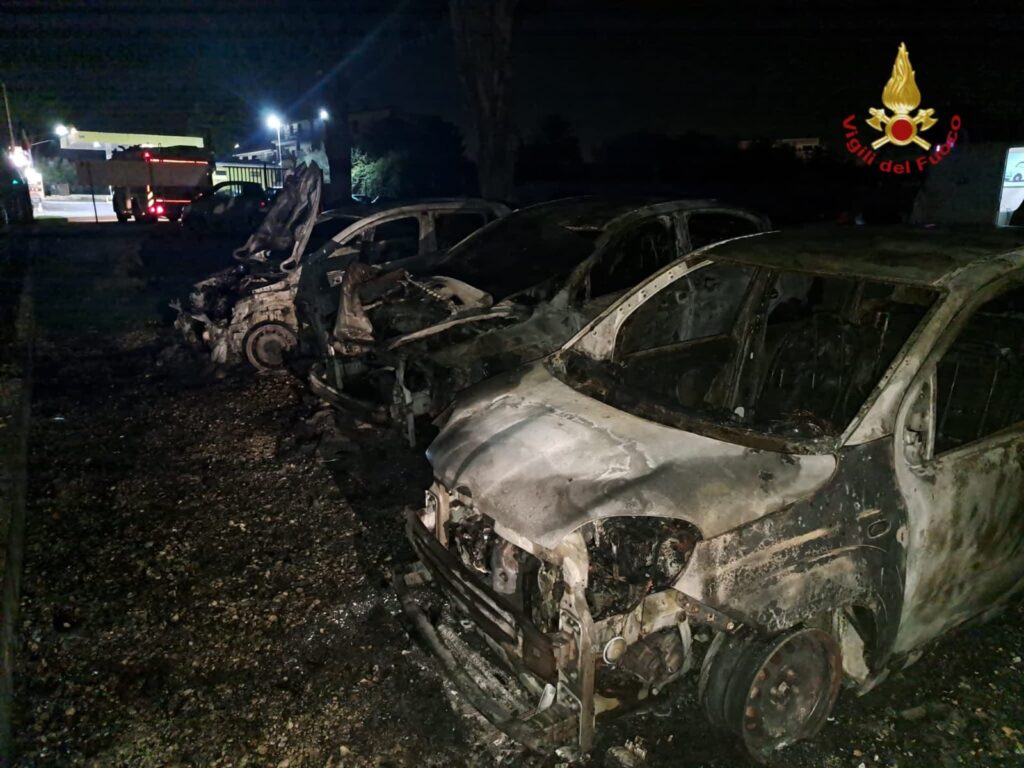 Notte di fuoco sulla Prenestina: incendio in un autosalone, distrutti 10 veicoli 1 Notte di fuoco sulla Prenestina: incendio in un autosalone, distrutti 10 veicoli 1