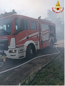 In fiamme un capannone agricolo a Cerveteri: vigili del fuoco sul posto per contenerle 1 In fiamme un capannone agricolo a Cerveteri: vigili del fuoco sul posto per contenerle 1