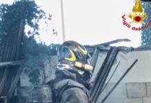In fiamme un capannone agricolo a Cerveteri: vigili del fuoco sul posto per contenerle