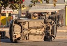 Incidente all’Infernetto, auto si ribalta davanti a negozi: strada chiusa