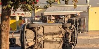 Incidente all’Infernetto, auto si ribalta davanti a negozi: strada chiusa