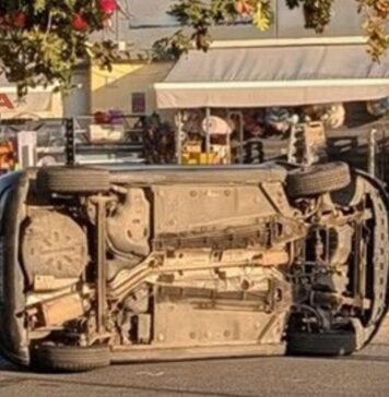 Incidente all’Infernetto, auto si ribalta davanti a negozi: strada chiusa
