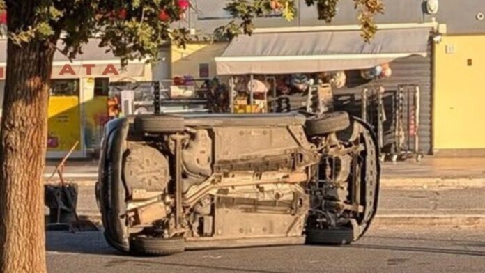 Incidente all’Infernetto, auto si ribalta davanti a negozi: strada chiusa