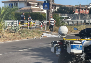 Investimento mortale a Casal Palocco: pedone travolto sulle strisce da uno scuolabus (VIDEO) 1