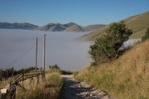 Cammino nelle Terre Mutate, 257 km tra borghi, natura e rinascita: le 14 tappe da Fabriano a L’Aquila 1