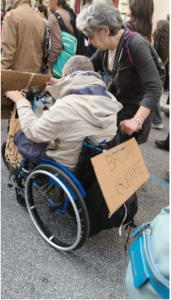 Manifestazioni a Roma, centinaia di giovani identificati per il possesso di oggetti da sommossa. Negozi aperti in centro (FOTO E VIDEO) 3