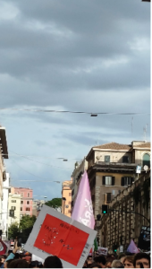Manifestazioni a Roma, centinaia di giovani identificati per il possesso di oggetti da sommossa. Negozi aperti in centro (FOTO E VIDEO) 2